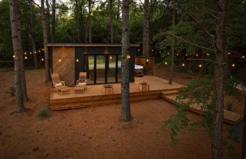 Glamping cabin with private deck and hot tub! - Foto 3