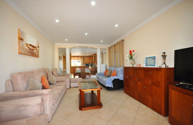6 Bedrooms, Walking Distance to Amenities, Private Pool, Free AC and Wifi - Foto 9