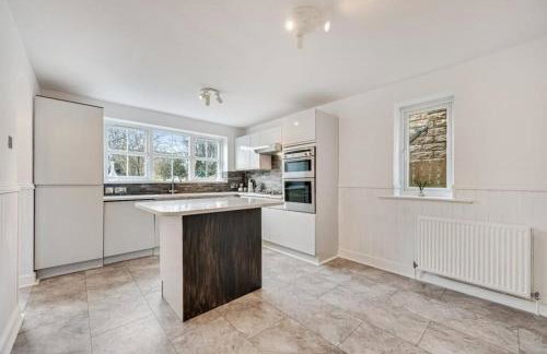 Stylish home close to the Yorkshire Dales & Leeds Airport - Photo 8