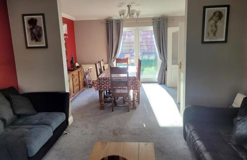 Detached luxury 5 bed house, lanscaped garden, fire pit, parking, can sleep families or workers - Foto 52