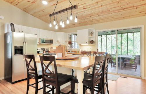 Lazy Basye Shenandoah Cabin with Hot Tub, Sleeps 10 - Foto 23