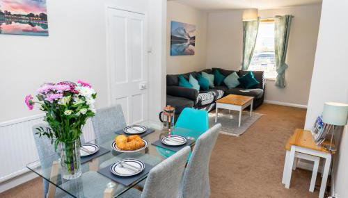 Comfy, 2 Bed House, Sleeps 6 with Garden and Free Parking in Cheltenham - Foto 1