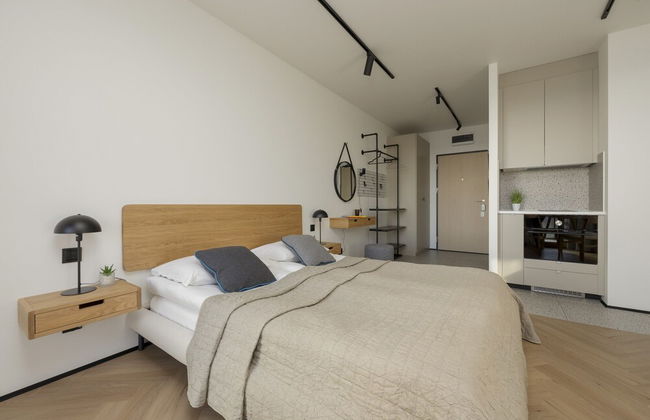 Horse Racing View 8th Floor by Renters - Photo 11