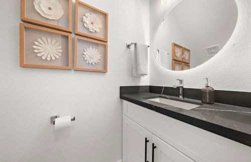 Near DT & Med Center Townhouse WiFi Games Pets - Foto 17