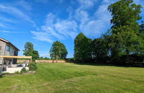 Unique, Spacious, Self-Built Eco Home with huge garden and movie room - Photo 45