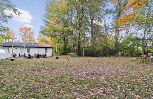 Game Room and Huge Yard with Fire Pit Yard Games and BBQ Near UE and Downtown - Foto 63