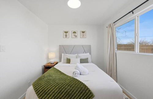 Cozy 2BR Retreat with Backyard Lounge - Foto 21