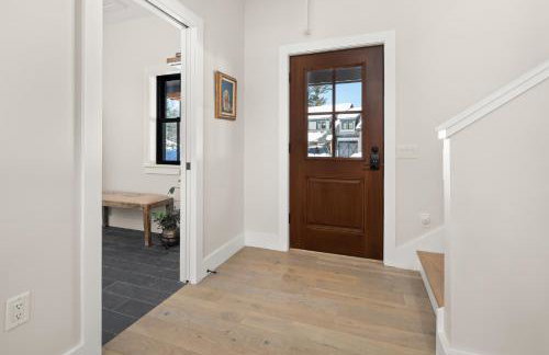 New & Modern Townhouse Close to Skiing, Brand New Hot Tub - Photo 27