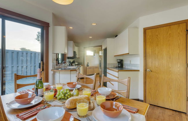 Half Block to Beach w/ Oceanview, Patio + Balcony The Shore Pine by Avantstay - Foto 17