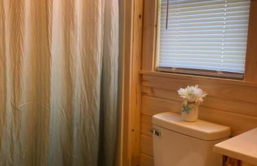 Unique Cabin Near Surf City with Loft and Parking - Foto 3