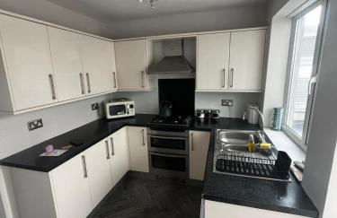 Spacious 3 bed house, garden and parking sleeps 5 - Foto 5