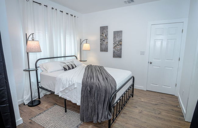 Huge Remodeled 5BR 4BA House Sleeps 20 Downtown - Photo 19