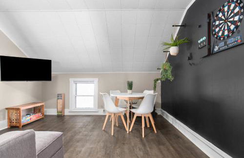 Roomy Central Hub, Games, Fire Pit & Downtown Fun - Foto 27