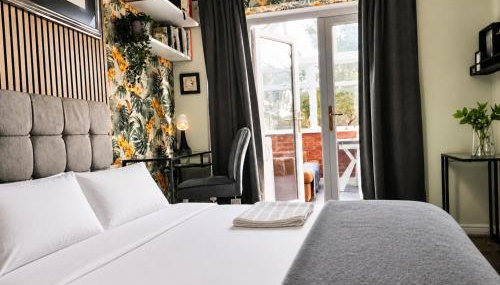 Cosy and Private with 55"TV and Dedicated Toilet Shower Space - Photo 1