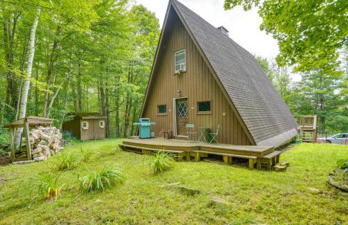 A-Frame Cabin with Furnished Deck in Becket! - Foto 1