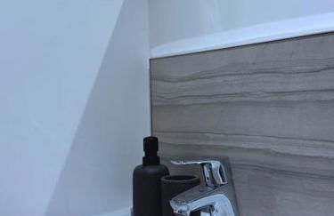 Adeluxe Home - Luxury 2 Bedroom Entire House with Free WiFi, Disney, Netflix and Amazon Prime Included - Foto 22