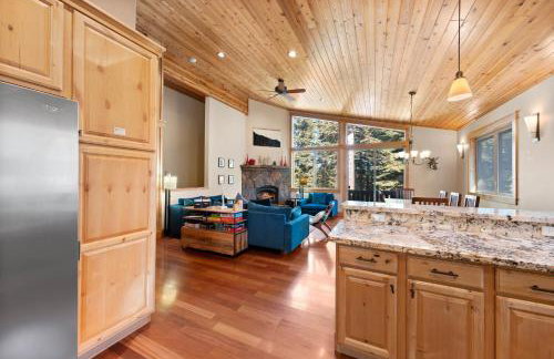 Skislope Manor - Spacious Tahoe Donner 4 BR with Gorgeous Home Theater and Hot Tub - Foto 7