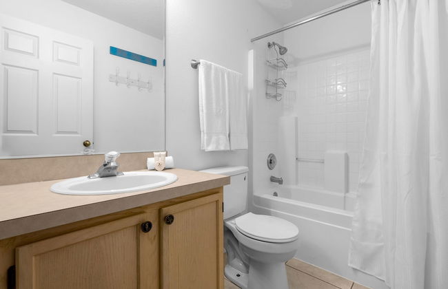 Upstay - Family Home w Private Pool and Games - Photo 25