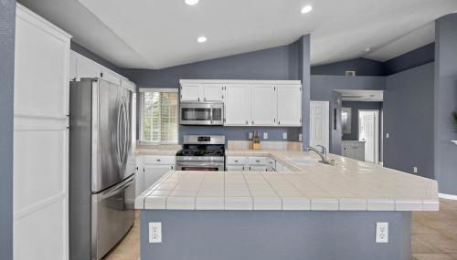 3 Bed 2 Bath Newly Furnished - Available Now - Photo 5, stove, dishwasher