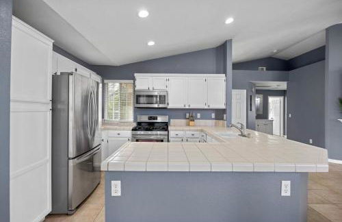 3 Bed 2 Bath Newly Furnished - Available Now - Photo 5