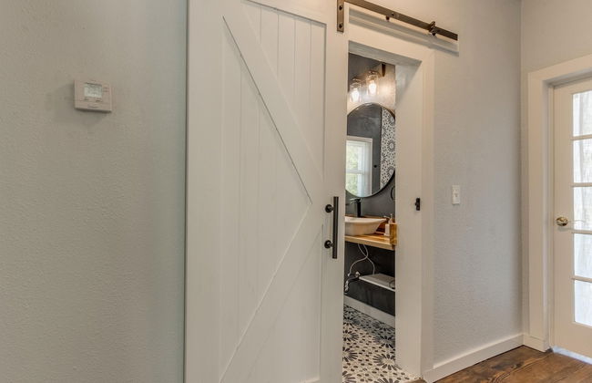 2BR Stylish Retreat in Midtown - Photo 31