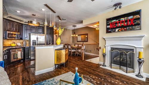 Luxury & Highly furnished upscale w Patio & Garage - Foto 2