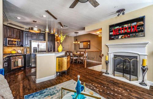 Luxury & Highly furnished upscale w Patio & Garage - Foto 2