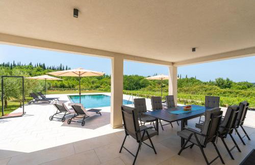 Green & Blue Five Bedroom Villa with Private Pool and Complete Privacy - Photo 5