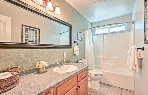 Near Trails, Lakes and Golf Pinetop Home with Deck - Foto 16