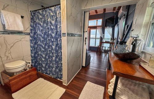 The Burrow-a floating cabin - Photo 6