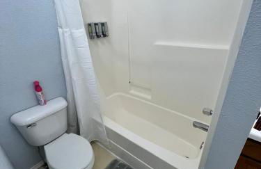 Family Fun! Sleeps 8, King Bed, 2 Queens, and Sofa Bed, Games - in Rogers - Foto 20