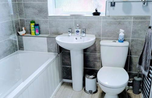 Ludlow Mews Town House with Free parking - Photo 21