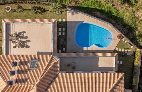 Luxury villa with private heated pool, garden and views of the sea and mountains. - Photo 2