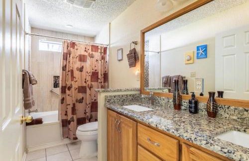 Cozy 3BR Retreat with Outdoor Dining & BBQ Grill - Foto 20