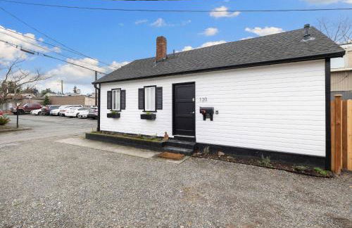 Downtown location Near the Beach Dog Friendly - Photo 53