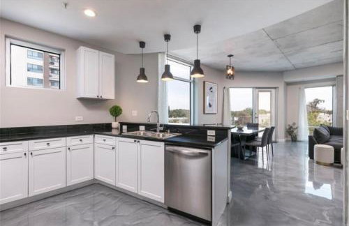 Modern 3 bedroom condo in downtown w free parking - Foto 11