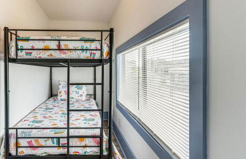 Walk to The Strand Historic Family Base with Yard! - Foto 32