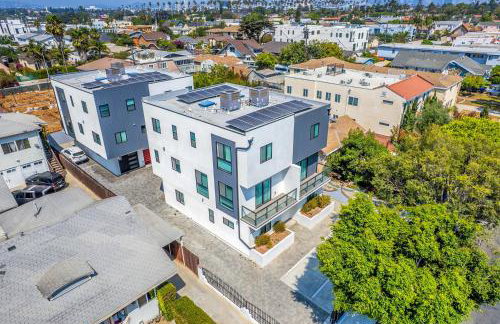 Luxury Townhome with Gated Parking and Private Balcony - Foto 35
