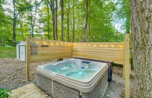 Private Hot Tub Tree-Lined Poconos Home! - Foto 2