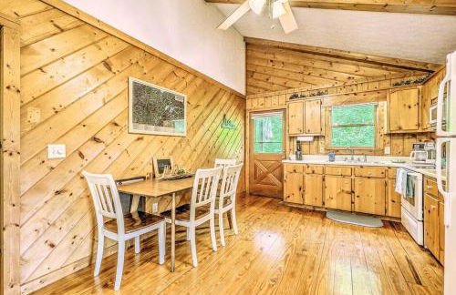 Peak-a-Blue Cabin - Watch Movies from Hot Tub, Mountain View, Bigfoot Bunker Game Room, Fire Pit, Oversized Deck, Screened-in Porch - Foto 33