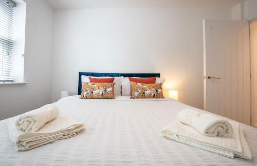 Welcome - BUSINESS or PLEASURE! Southampton 'City Vibes' # Stylish Apartment with Outdoor Courtyard! 1-4 Guests BOOK YOUR CITY BREAK or PRE-CRUISE STAY! CLOSE TO MAYFLOWER THEATRE, UNIVERSITIES, CRUISE TERMINALS, HOSPITALS & SHOPS! - Photo 12