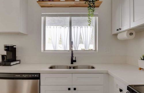 Sophisticated Long Beach Suite with Patio Dining and Parking NRP21-00185 - Foto 26