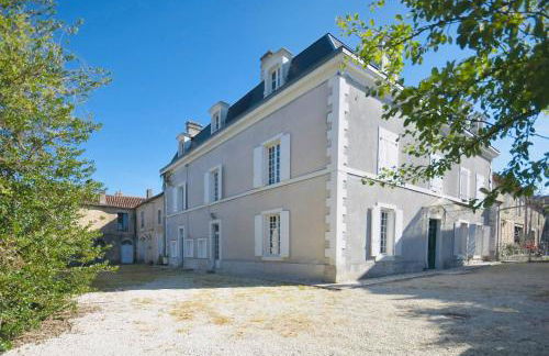 Demeure 13 personnes au Centre ville de Ruffec - Foto 1