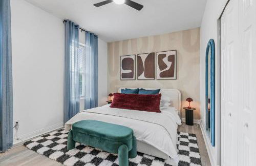 Abstract Haven | Stylish 1BR by Tower Grove - Photo 3