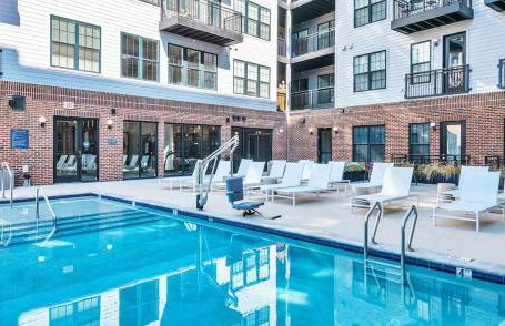 Cozy 1BR with Private Balcony, Gym, Pool & Workspace - Foto 9