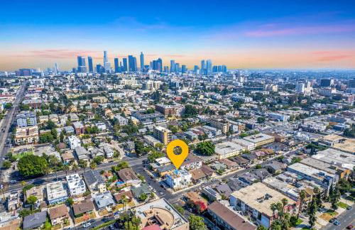 Experience Luxury 4BR Townhouse Sleeps 8 with Parking - Foto 46