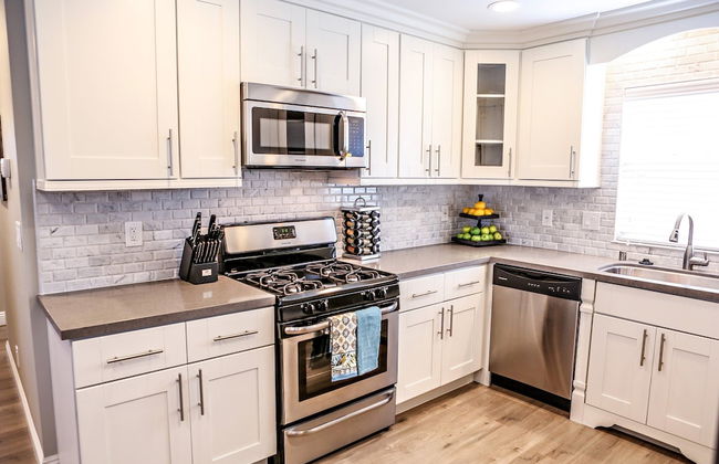 Adorable 3 Bedroom 2 Bath Home - Photo 9