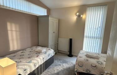 Comfortable 3-Storey House with Free Car Parking - Foto 5