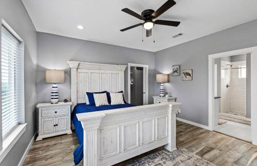 Relax And Sea NEW Luxury Canal-View Escape Gated Community Firepit and Decks - Foto 32