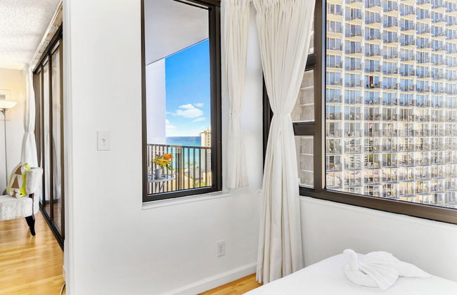 Partial Ocean View Condo with 2 Beds and Parking - Foto 44